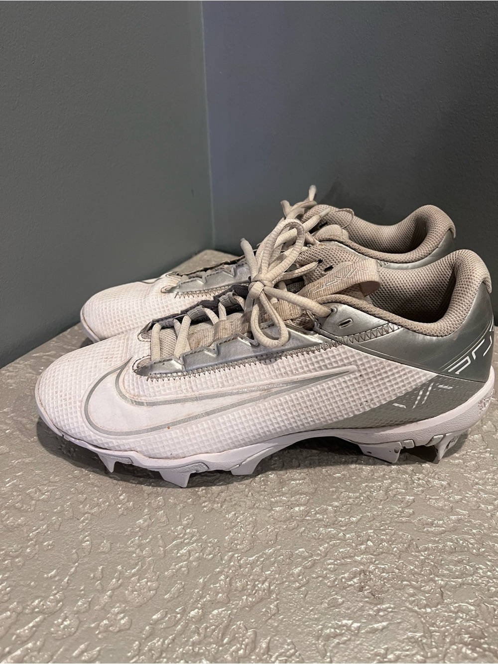 Nike White and Silver Men’s Athletic Cleats